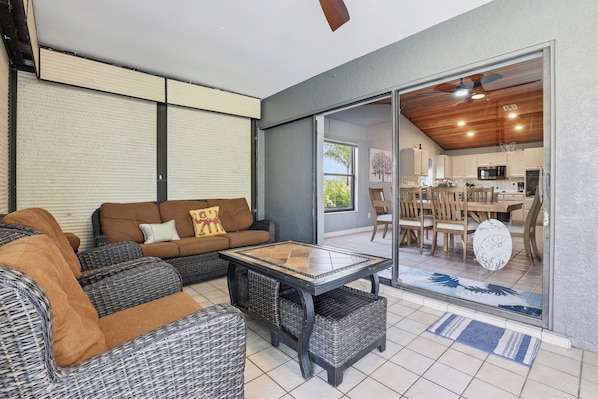 Smart TV, fireplace, video games, books - Spacious 3BR Heated Pool Home-Pets OK-12 min to beach (Cape Coral)