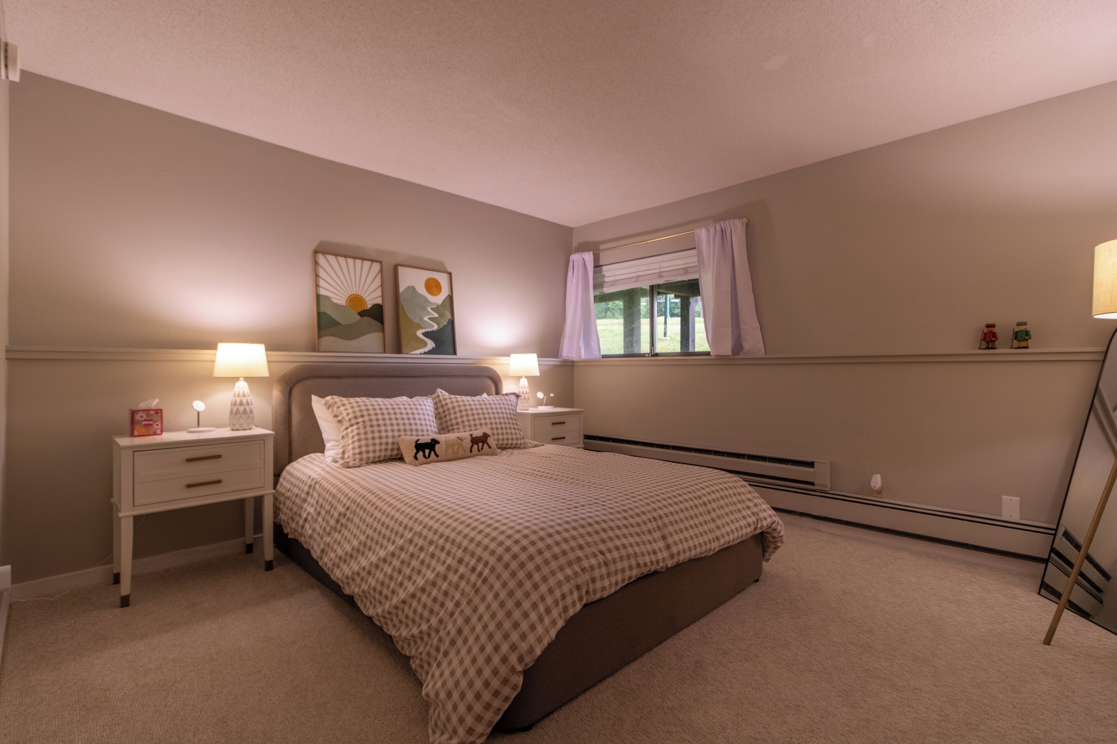 5 bedrooms, desk, iron/ironing board, WiFi (free)