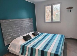 1 bedroom, bed sheets