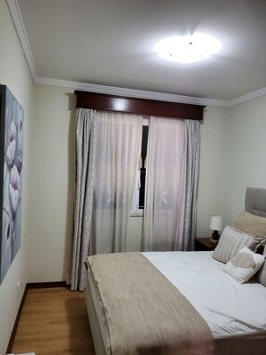 2 slaapkamers, een bureau, een strijkplank/strijkijzer, gratis wifi