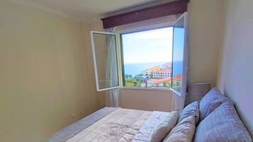 2 soverom, skrivebord, strykejern/-brett og wi-fi (inkludert)