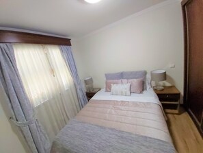 2 Schlafzimmer, Schreibtisch, Bügeleisen/Bügelbrett, kostenloses WLAN