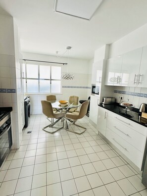 Een koelkast, een magnetron, een oven, een kookplaat