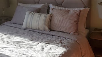 2 makuuhuonetta, työpöytÀ, silitysrauta/-lauta, ilmainen Wi-Fi