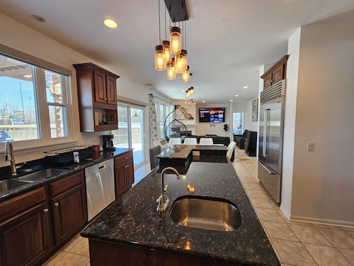 Grand 5BR, 4.5BA Game Rm, Near O’Hare, & Down Town