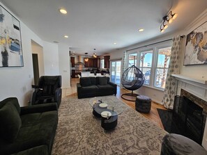 TV, fireplace - Wonderful 6-bedroom/4.5-Bathroom Luxury Near Chicago O'hare (Bensenville)