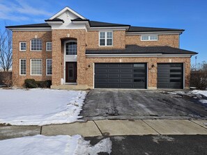 Exterior - Wonderful 6-bedroom/4.5-Bathroom Luxury Near Chicago O'hare (Bensenville)