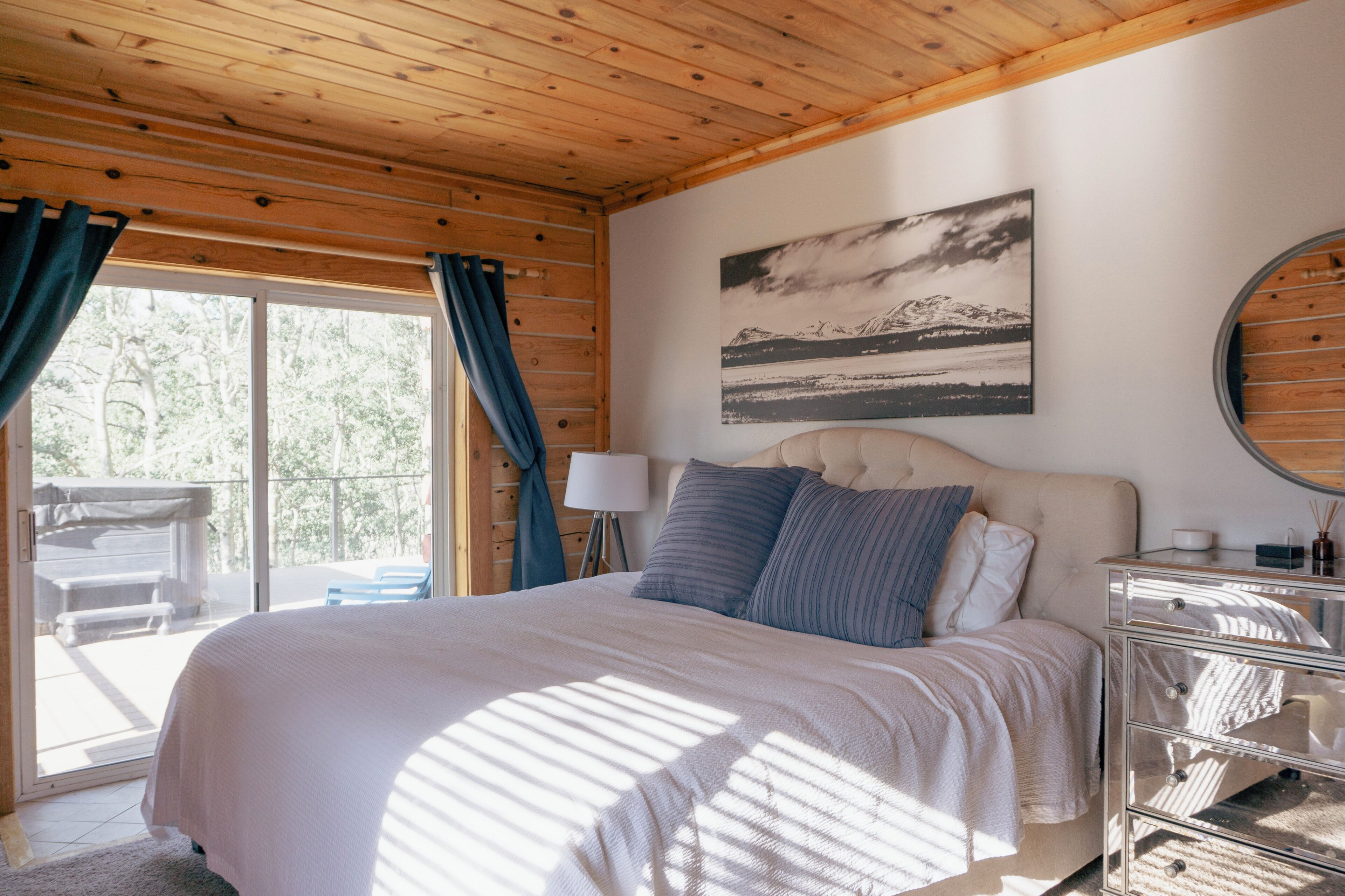 3 habitaciones, escritorio y tabla de planchar con plancha 