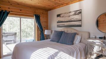 3 habitaciones, escritorio y tabla de planchar con plancha
