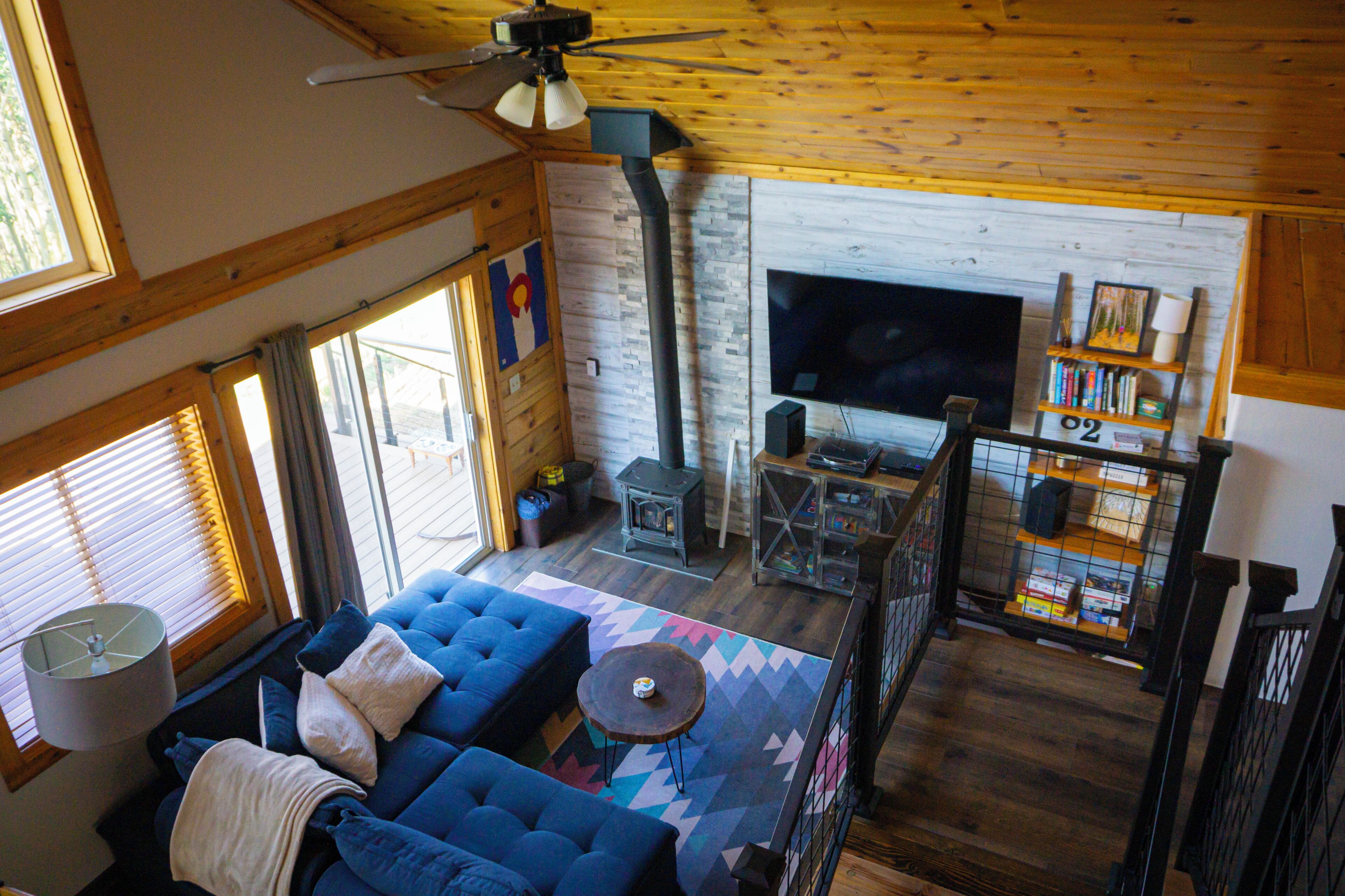 Smart TV, chimenea, reproductor de DVD y libros 