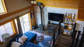 Smart TV, chimenea, reproductor de DVD y libros