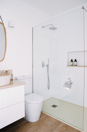 Haartrockner, Handtücher, Seife, Shampoo