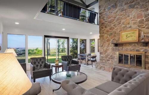 Spacious 4-bedroom house with an awesome view: Sunsets, Lake, Lightning Storms