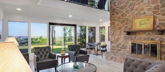 Spacious 4-bedroom house with an awesome view: Sunsets, Lake, Lightning Storms