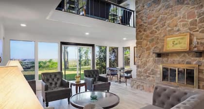 Spacious 4-bedroom house with an awesome view: Sunsets, Lake, Lightning Storms