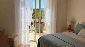4 bedrooms, iron/ironing board, WiFi, bed sheets - Superb villa with heated pool, view of Grimaud castle (Grimaud)