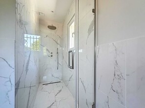 Shower, hair dryer, towels, soap - Superb villa with heated pool, view of Grimaud castle (Grimaud)