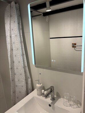 Sèche-cheveux, serviettes fournies, savon, papier toilette