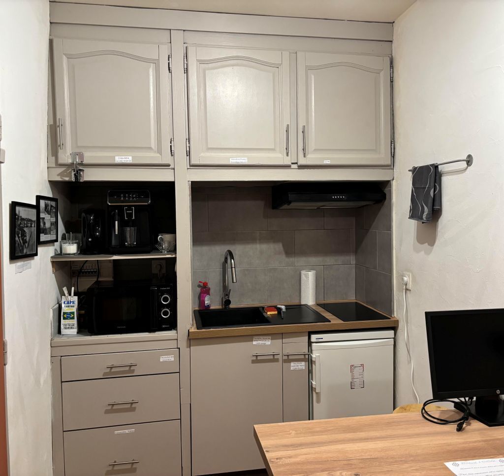 Refrigerador, microondas, parrilla de estufa y cafetera y tetera 