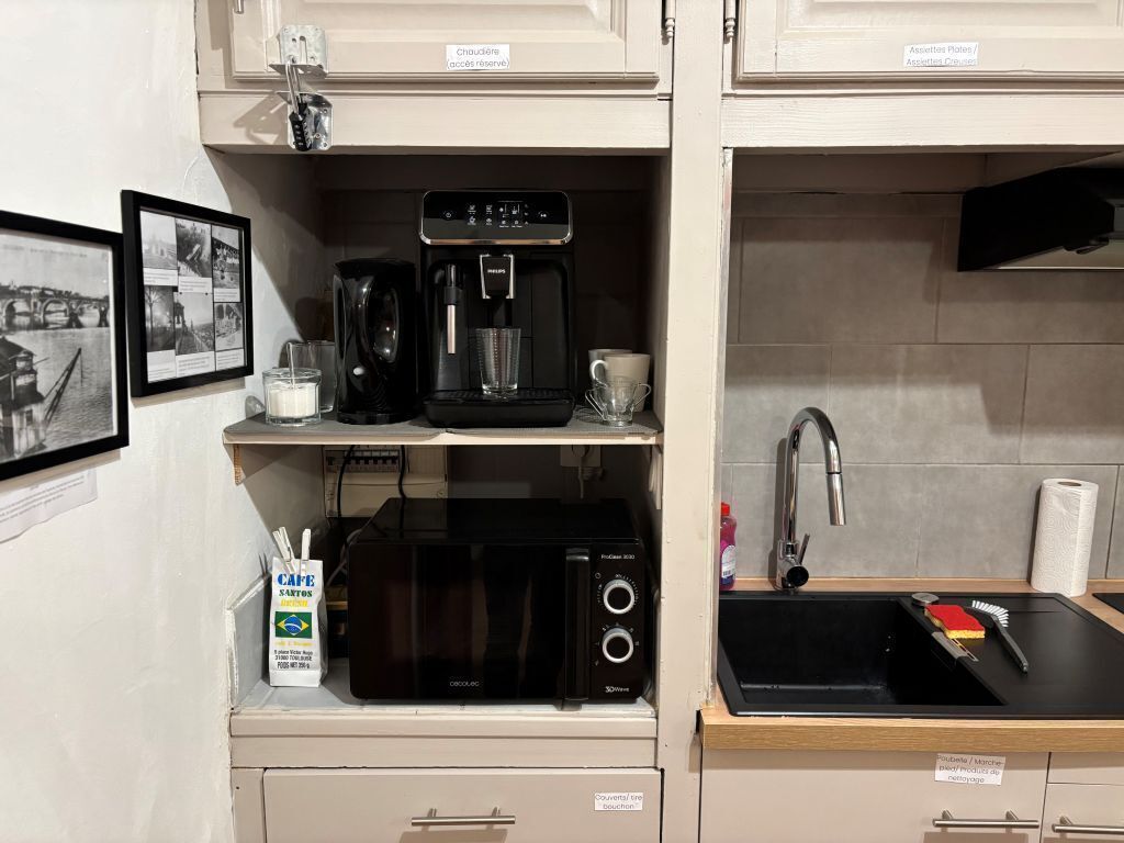 Réfrigérateur, micro-ondes, plaque de cuisson, cafetière/bouilloire