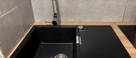 Kühlschrank, Mikrowelle, Herdplatte, Wasserkocher mit Kaffee-/Teezubehör