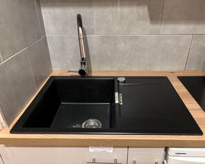 Kjøleskap, mikrobølgeovn, kokeplater og kaffetrakter/tekoker