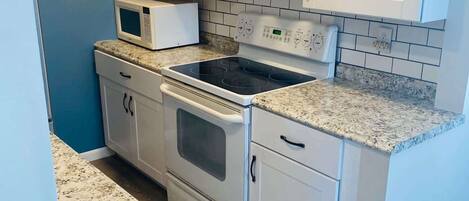 Cafetera o tetera, utensilios de cocina y mesa de comedor