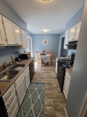 Fridge, microwave, oven, stovetop - Cozy Townhome 3 blocks from the beach sleeps 6 near everything!! (Myrtle Beach)