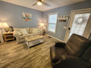 Smart TV, DVD player, books - Cozy Townhome 3 blocks from the beach sleeps 6 near everything!! (Myrtle Beach)