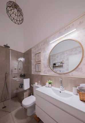 Dusche, Haartrockner, Handtücher, Seife