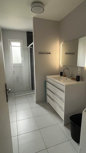 Suihku, hiustenkuivaaja, pyyhkeet, vessapaperi