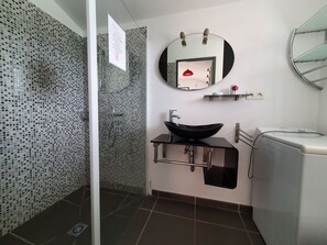 Dusche, Haartrockner, Handtücher, Toilettenpapier