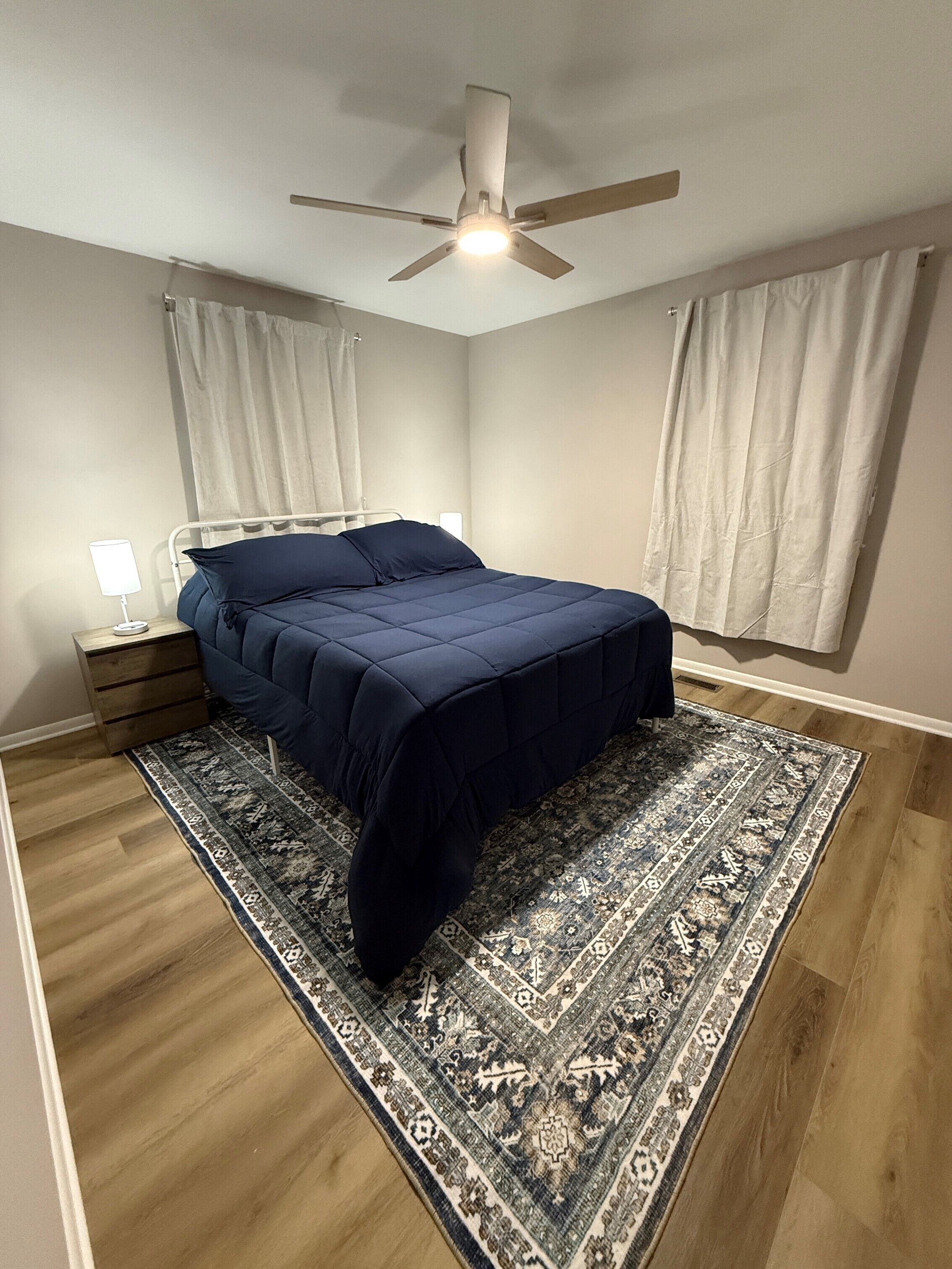 2 bedrooms, internet, bed sheets