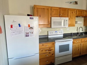 Private kitchen - Cozy 1-bedroom apartment in rural Augusta with AC (Augusta)