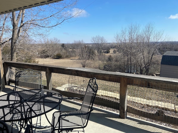 Outdoor dining - Cozy 1-bedroom apartment in rural Augusta with AC (Augusta)