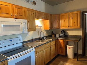 Private kitchen - Cozy 1-bedroom apartment in rural Augusta with AC (Augusta)