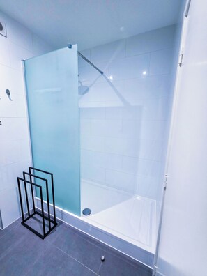 Shower, hair dryer, towels, soap - Cosy Studio | Downtown | 2min by Metro | 201 (Bruxelles)