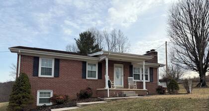 Cozy Home near Abingdon – Close to Town & Trails!