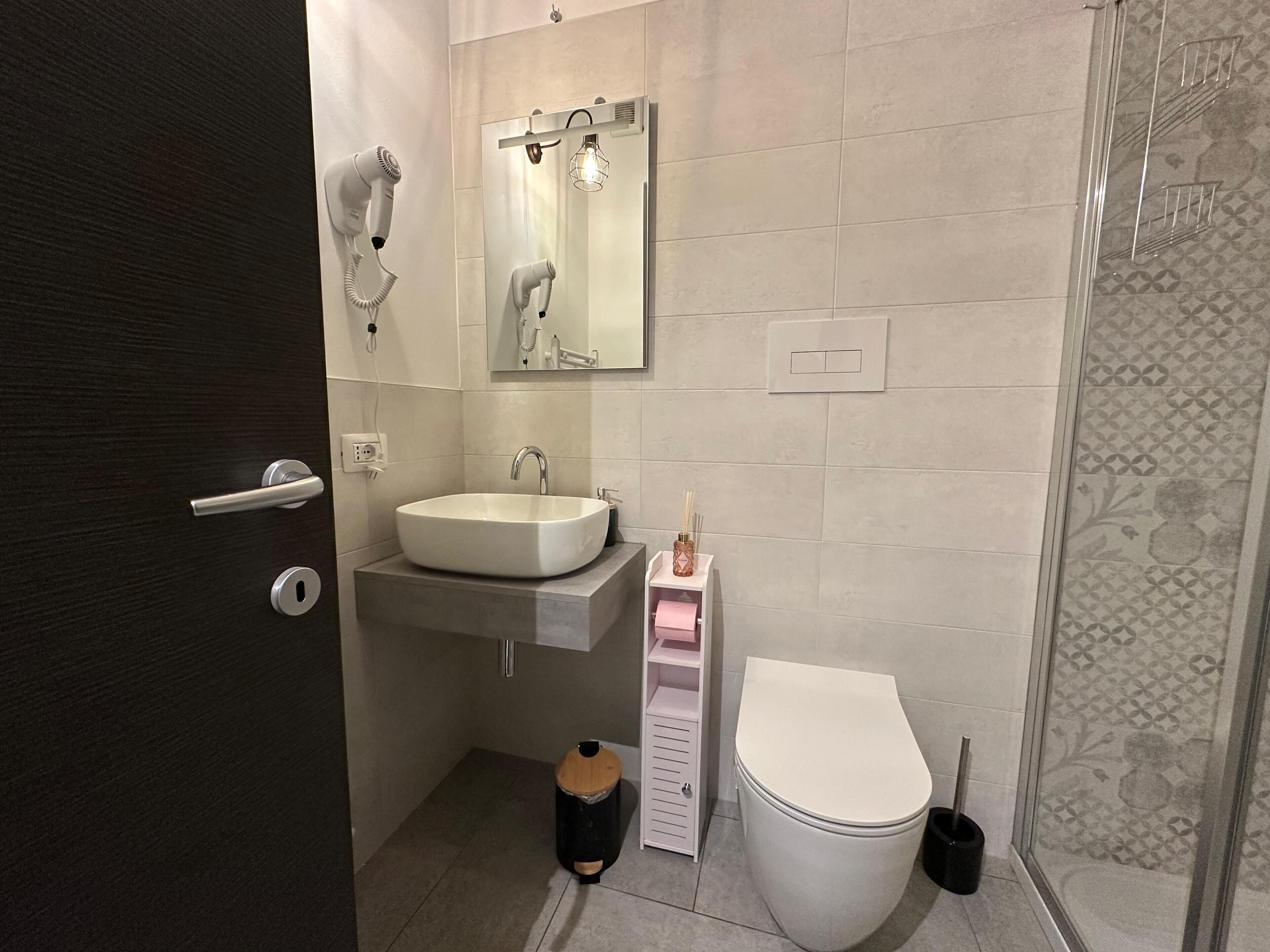 Dusche, Haartrockner, Handtücher, Seife