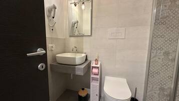 Dusche, Haartrockner, HandtĂŒcher, Seife