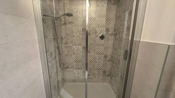 Dusche, Haartrockner, HandtĂŒcher, Seife