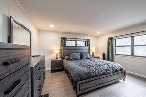 Room - Pilots’ Retreat - Serene 3BR Lake House at Laguna Airpark TX82 (Laguna Park)