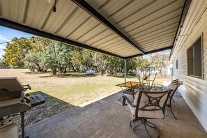 Outdoor dining - Pilots’ Retreat - Serene 3BR Lake House at Laguna Airpark TX82 (Laguna Park)