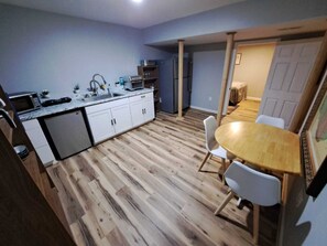 Kühlschrank, Mikrowelle, Herdplatte, Wasserkocher mit Kaffee-/Teezubehör