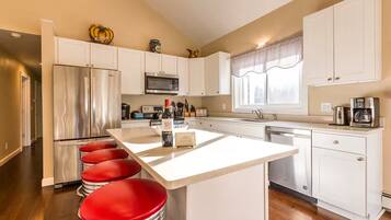 Refrigerador, microondas, horno, placa de cocina