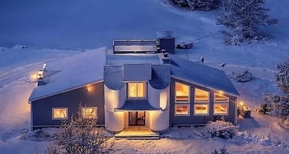 Lakefront 9BR Retreat - Hot Tub + Pool + Game room + Sleeps 15