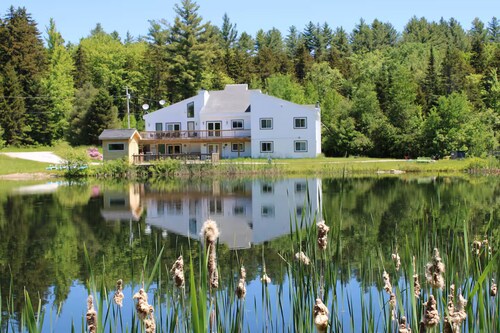 Lakefront 9BR Retreat - Hot Tub + Game room + Sleeps 15