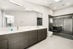 Hair dryer, towels - Villa Riverside – Luxury Riverfront Home w/ Dock, 2 Boat Lifts, Heated Pool & Whirlpool (Cape Coral)