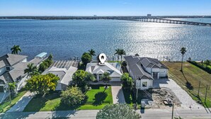 Un barrio residencial con casas y vista al agua.
