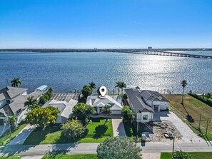 A residential area with houses and a waterfront view. - Villa Riverside – Luxury Riverfront Home w/ Dock, 2 Boat Lifts, Heated Pool & Whirlpool (Cape Coral)